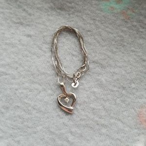White gold heart neclace with diamond.